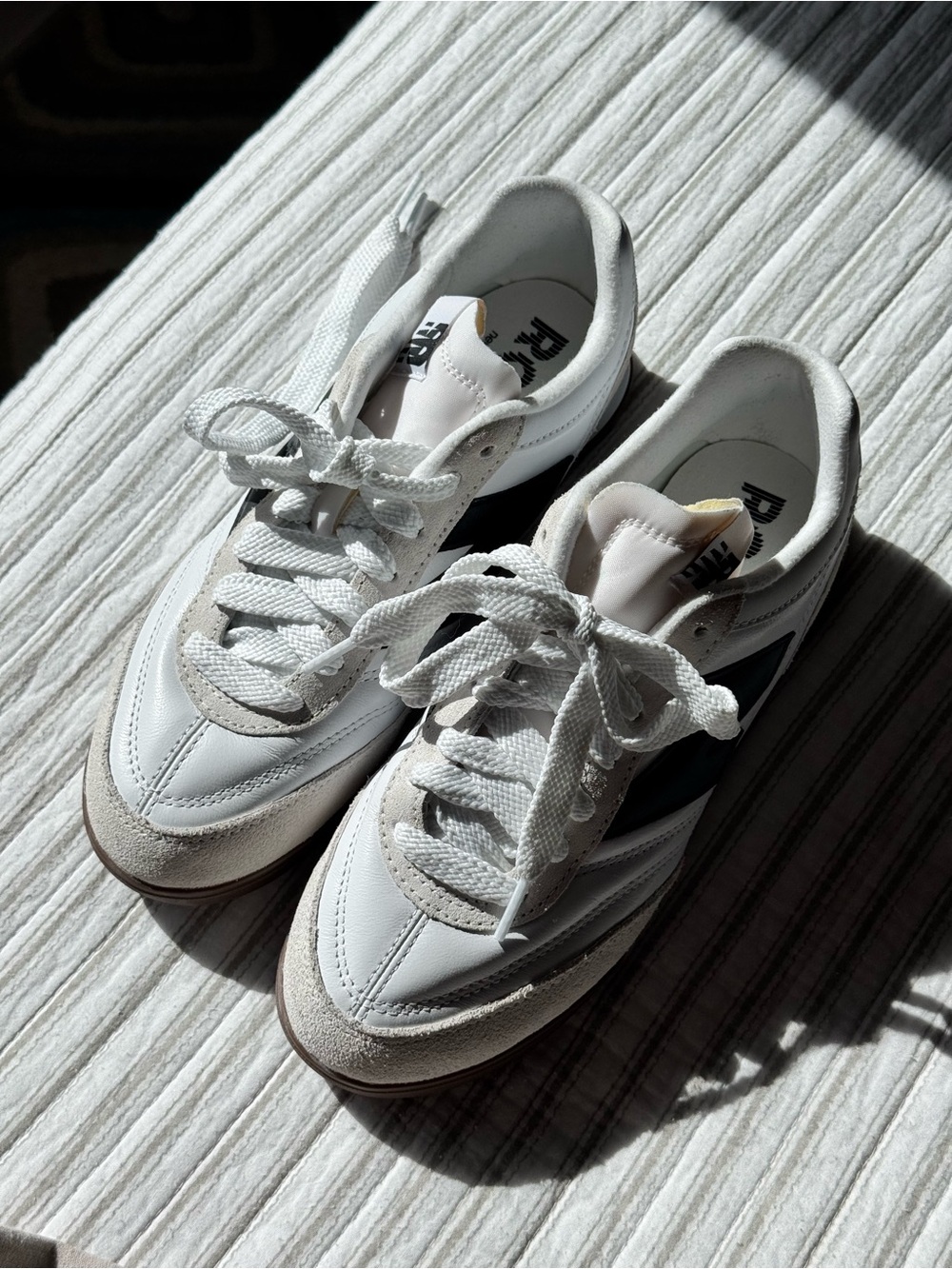 NWOT New Balance Women’s White & Black Gum Low-Profile Sneaker Sz W9.5 M8 - Picture 3 of 7